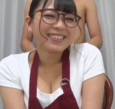 近所で巨乳すぎるとウワサの地味っこ店員さん 花柳杏奈　くすぐりシーン